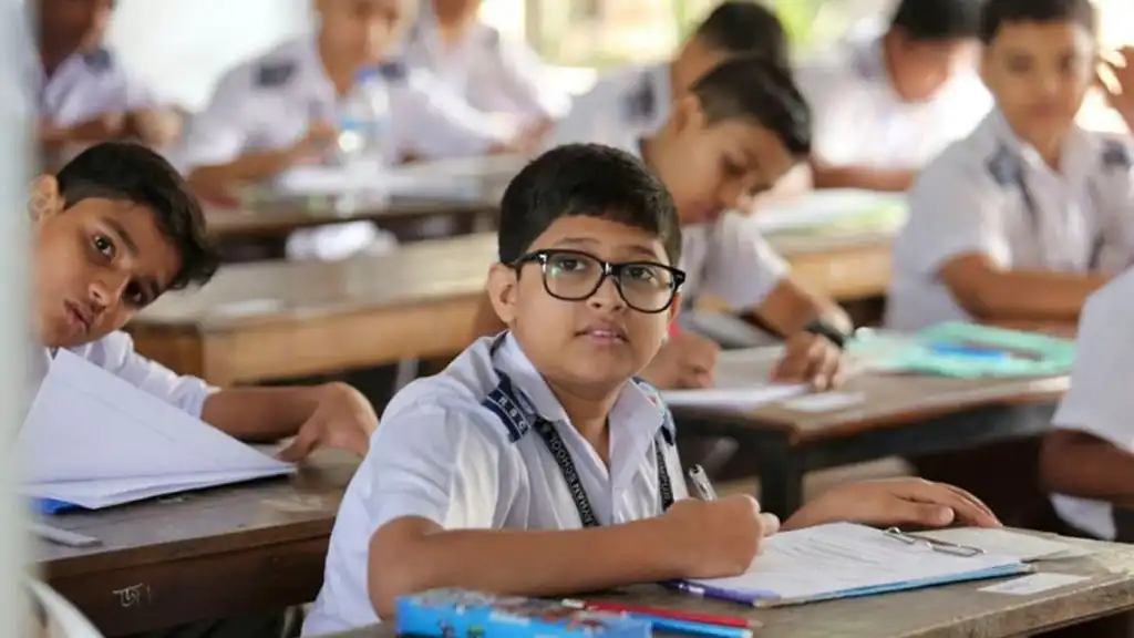 পরীক্ষার হলে শিক্ষার্থীরা